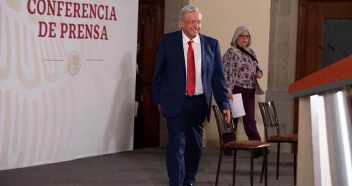 Propone AMLO a funcionarios bajarse el 8 % por coronavirus