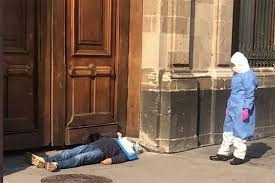 Hombre positivo con Covid-19 se planta fuera de Palacio Nacional