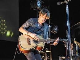 Keith Urban ofrece concierto en autocinema para trabajadores de la salud