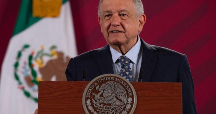 Estudiantes menores de edad ya podrán cobrar becas con tarjetas bancarias: AMLO