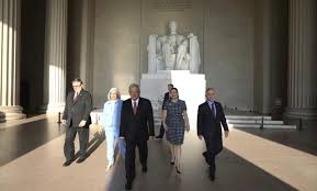 AMLO deposita ofrendas en estatuas de Abraham Lincoln y Benito Juárez