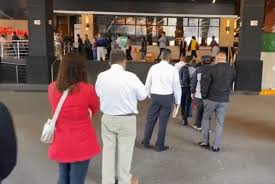 Filas de cientos de personas para entrar a Centros Comerciales de CDMX