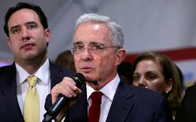 Jueza ordena libertad de expresidente colombiano Álvaro Uribe; continúa investigación