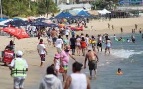 Playas de Acapulco llenas, a pesar de pandemia