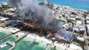 Fuerte incendio en Isla Mujeres consume al menos 12 negocios