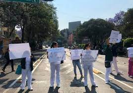 Médicos privados y dentistas protestan afuera de Palacio Nacional; Espérense, les contesta AMLO