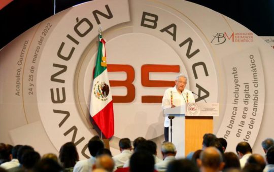 AMLO se disculpa por “madrugar” anuncio de Banxico; reafirma respeto a su autonomía