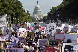 Miles de personas protestan en EU en defensa del derecho al aborto