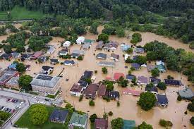 Sube a 25 muertos por las inundaciones en Kentucky 