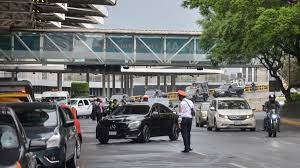 Trabajan taxis de aplicación en AICM, pese a advertencia de multas