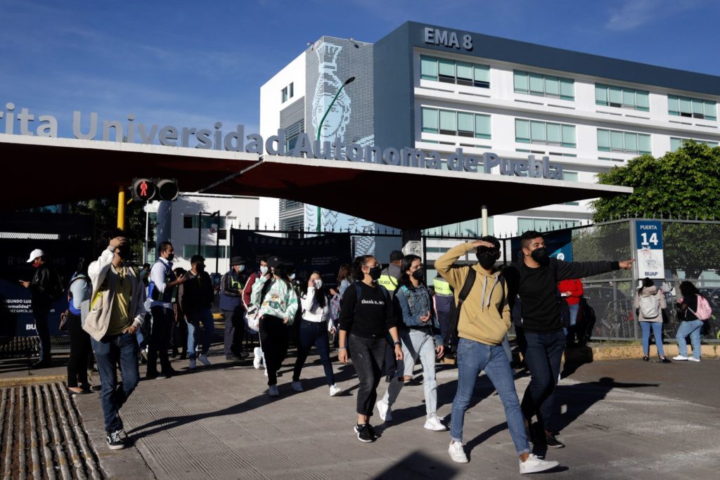 Regresaron a clases presenciales estudiantes de la Benemérita Universidad Autónoma de Puebla tras dos años suspensión de clases presenciales por la pandemia de Covid-19.