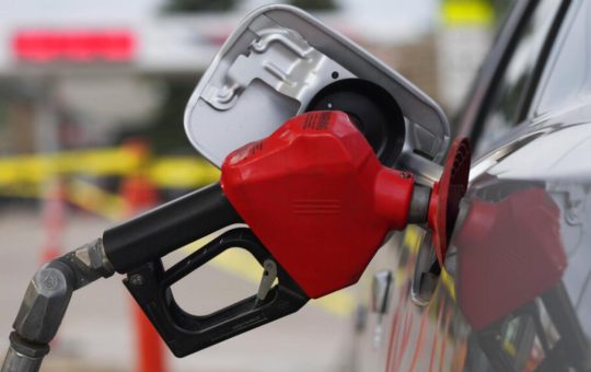 Precio del galón de gasolina en Estados Unidos cae por debajo de 4 dólares