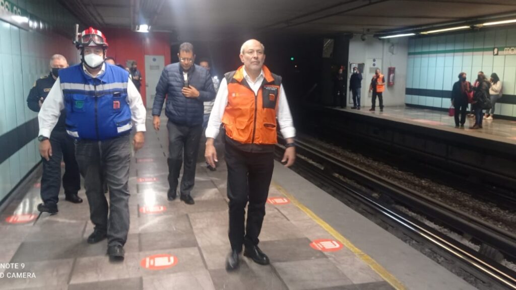 Corto-circuito-causa-panico-humo-y-suspension-en-Linea-B-del-Metro-CDMX-1