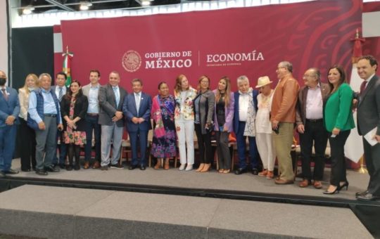 Economía y Fuerza Migrante firman convenio para impulsar mipymes en el exterior