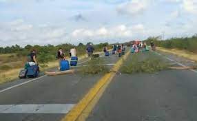 Bloqueo en Oaxaca deja varados a más de 30 turistas franceses, tras detención de opositor al CIIT