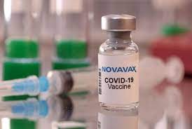 FDA estadounidense autoriza vacuna COVID actualizada de Novavax, las acciones suben