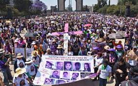 Miles de mujeres marchan en la Ciudad de México exigiendo justicia