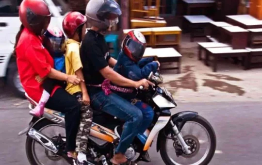 Comisión de Movilidad aprobó reformas para prohibir que menores de 12 años viajen en motocicleta￼