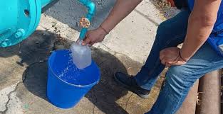 Vecinos de la Benito Juárez alistan bloqueo por agua con ‘olor a gasolina