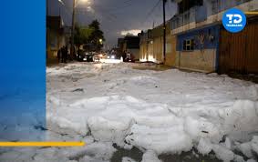 Lluvias y granizada en Puebla ‘sepultan’ calles y autos 