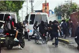 Se enfrentan porros y estudiantes en CCH Naucalpan, un joven murio