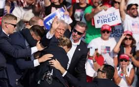 Con un fuerte sistema de seguridad Trump asiste a primer mitin al aire libre tras ataque en su contra